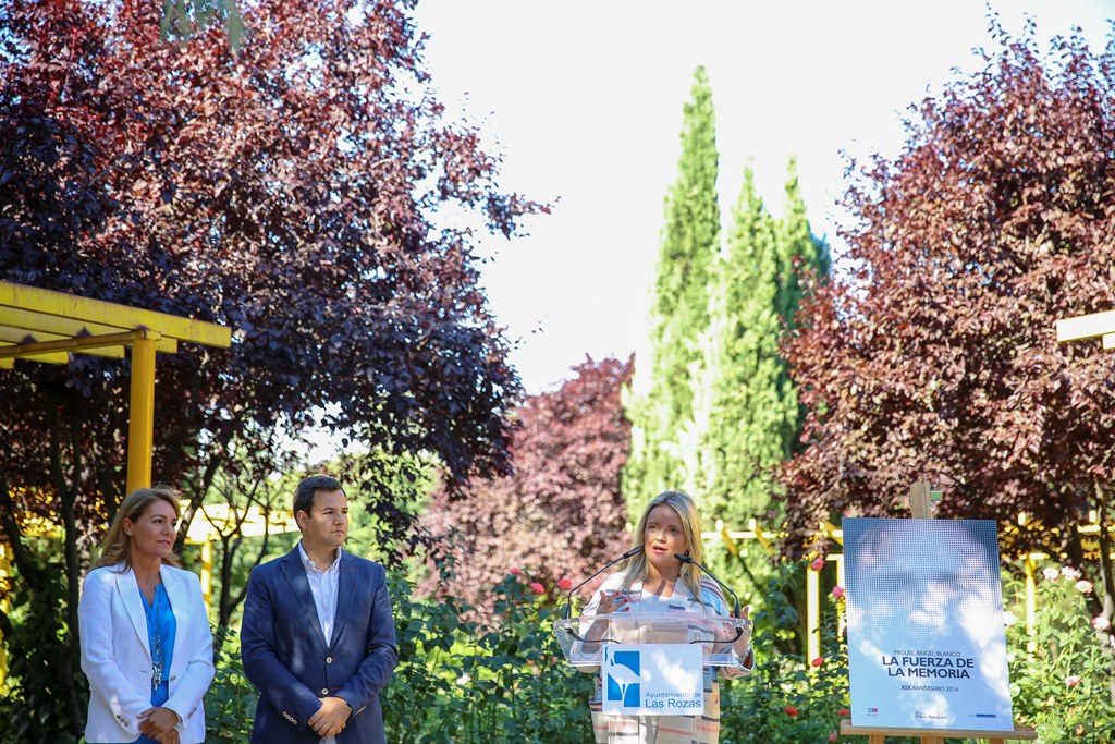 Marimar Blanco y el alcalde de Las Rozas, José de la UZ, junto a otros asistentes al acto