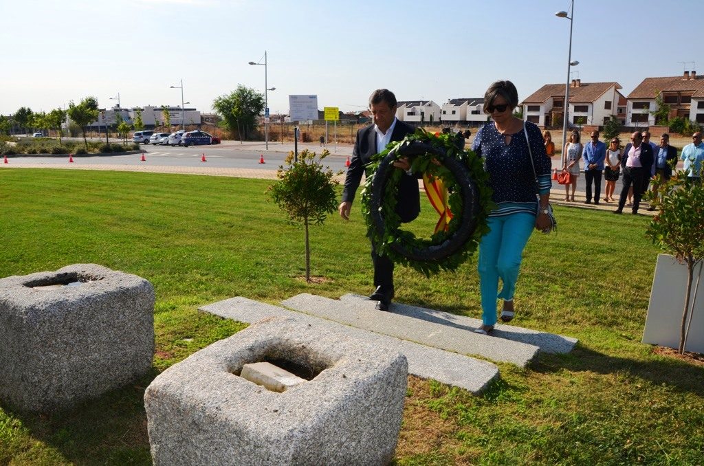 Momento de la ofrenda floral en el Monumento a las Víctimas del Terrorismo. Villanueva de la Cañada