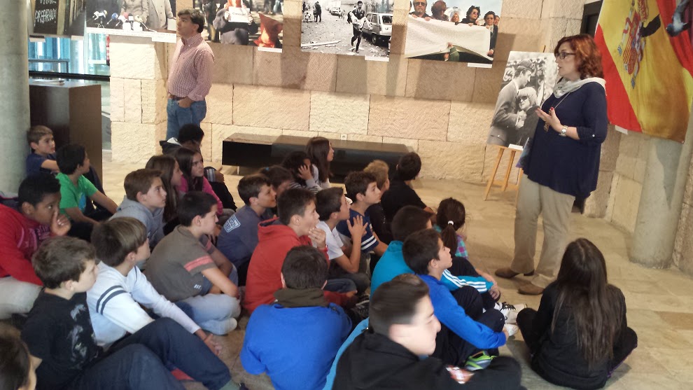 Alumnos del colegio Virgen de Navalazarza de San Agustín de Guadalix escuchando una a charla de Cristina Cuesta sobre la Memoria de las víctimas del terrorismo y la exposición "En Pie de Foto. Cien miradas desde le dolor".