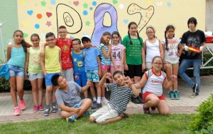 Alumnos que pasan el verano en los campamentos de La Morada, y que han contribuido a la creación del "Mural de la paz".