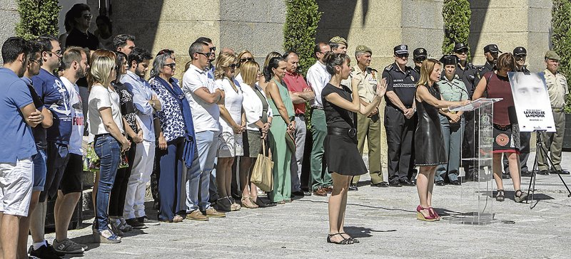 Nevado, lee el manifiesto tras guardar un minuto de silencio, ayer. 