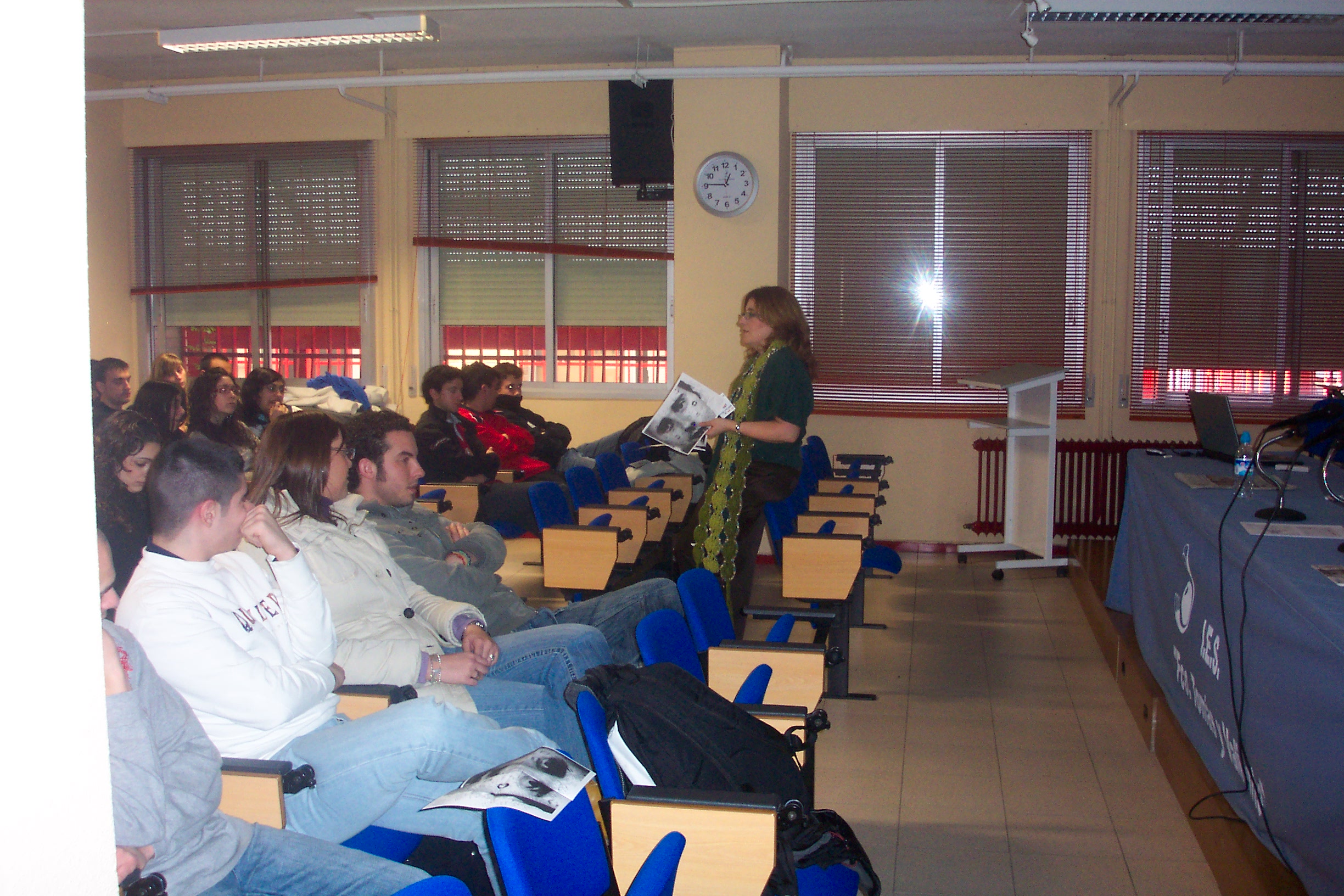 Conferencia de Cristina Cuesta a alumnos del Instituto Tomás y Valiente en 2.009.