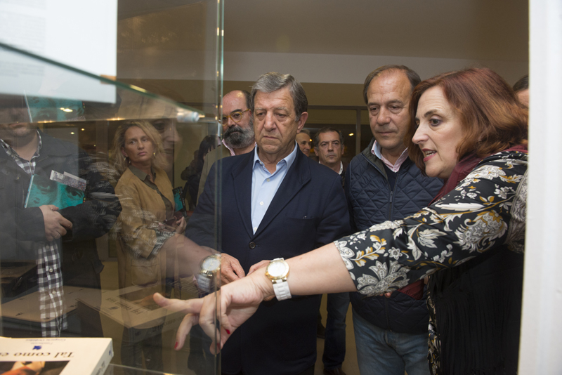 Cristina Cuesta muestra los fondos donados por la FMAB para el ESPACIO MIGUEL ÁNGEL BLANCO.