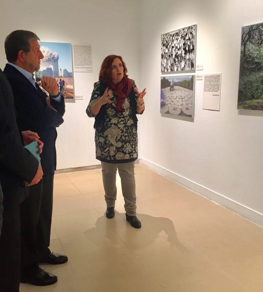 Cristina Cuesta explicando la exposición "En Pie de Foto".