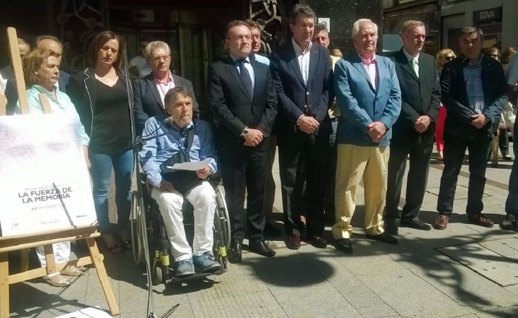 Lectura del manifiesto en el XIX aniversario de la muerte de Miguel Ángel Blanco. / Ayto. León.