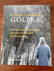 Libro de testimonios de víctimas del terrorismo “Cuando la maldad golpea”.