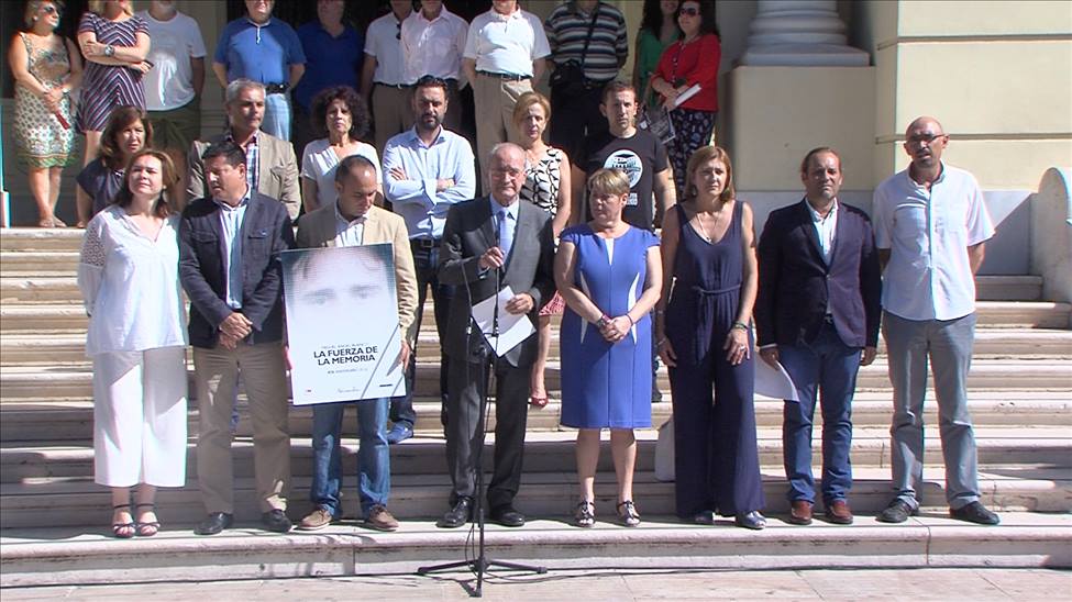 Homenaje a Miguel Ángel Blanco en la escalinata del Ayuntamiento de Málaga.
