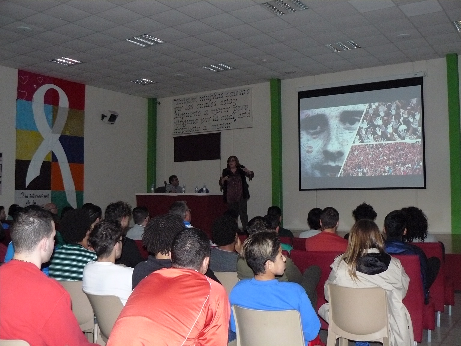 Cristina Cuesta, directora de la FMAB, ofreciendo una charla en el centro Teresa de Calcuta.