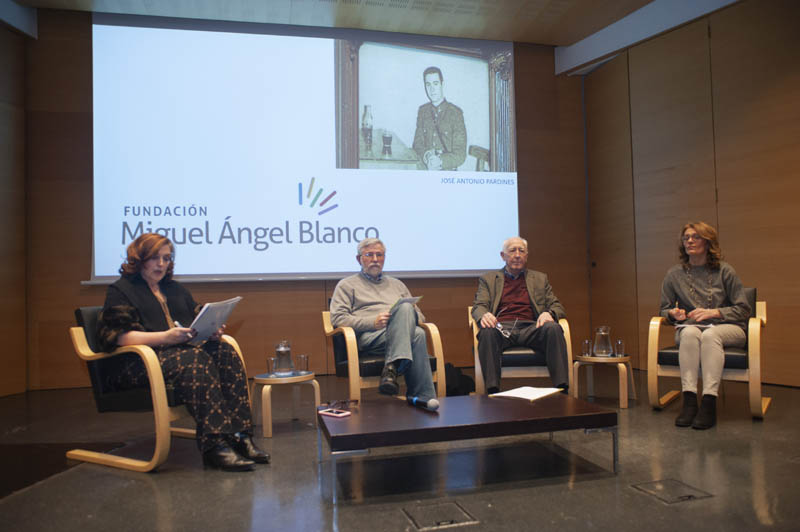 Cristina Cuesta: directora de la FMAB, Florencio Domínguez: director de Centro Memorial Víctimas del Terrorismo, Joseba Arregi: exconsejero del Gobierno Vasco y Ana Morales: portavoz del PP en las Juntas Generales de Álava.