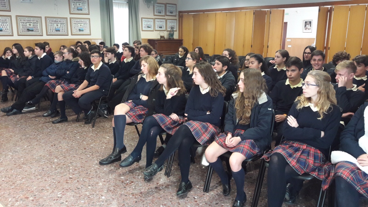 Alumnos del colegio Sagrada Familia de Massamagrell (Valencia), durante la conferencia.