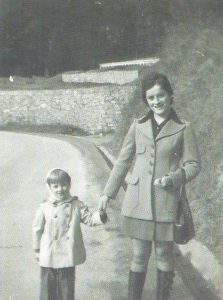 El pequeño Miguel Ángel con su tía Mari Carmen.