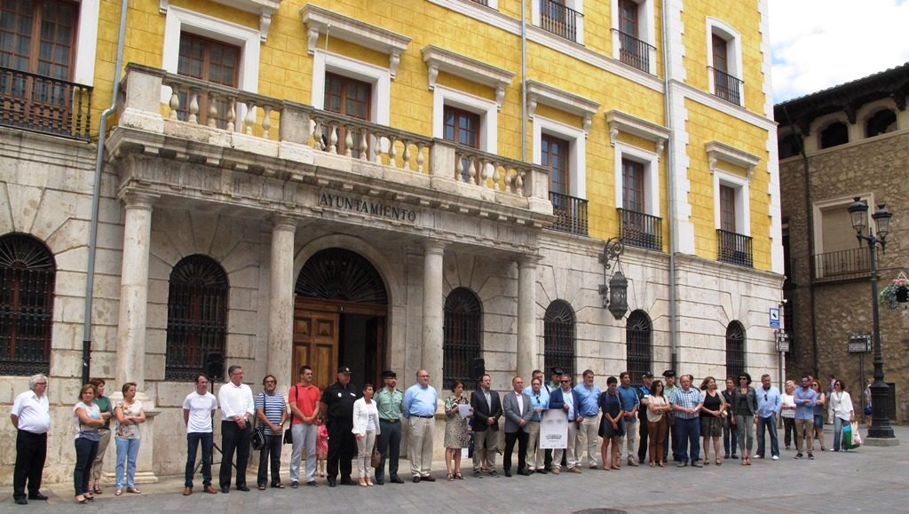 Un grupo de personas guardaron un minuto de silencio en a Miguel Ángel Blanco