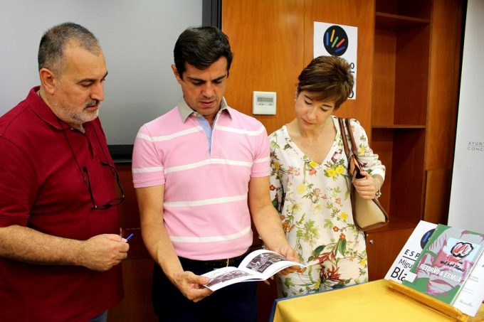 Cuenca leyendo una de la publicaciones donadas por la FMAB.