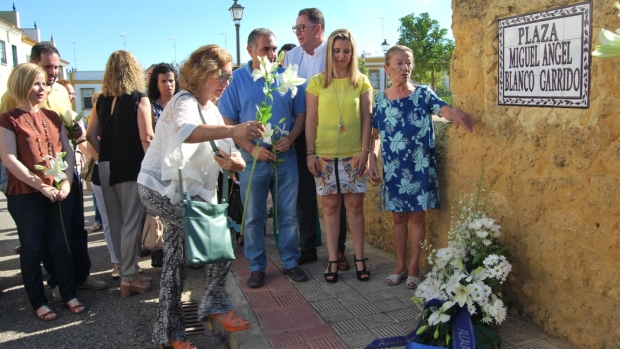 La portavoz del PP en Alcalá, Carmen Rodríguez, deja unas flores junto al nombre de Miguel Ángel Blanco.La portavoz del PP en Alcalá, Carmen Rodríguez, deja unas flores junto al nombre de Miguel Ángel Blanco.