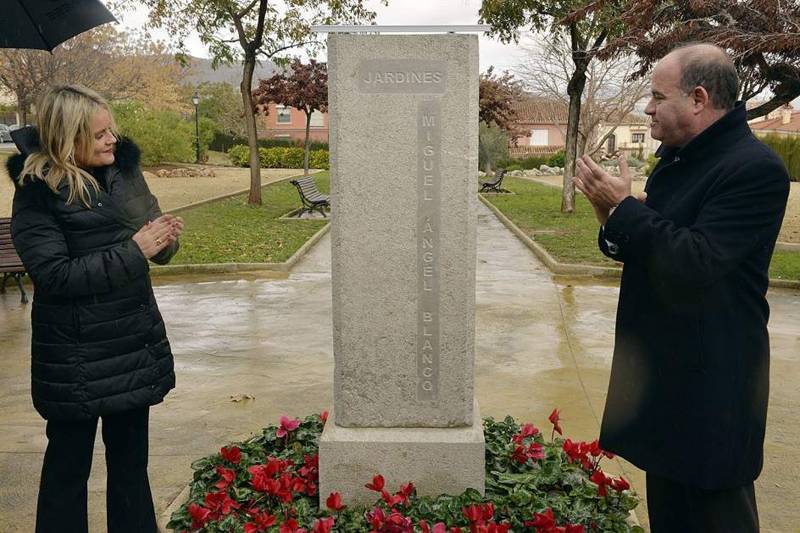 El alcalde de Antequera, Manolo Barón, y la presidenta FMAB, Marimar Blanco, durante la inauguración del monolito que recuerda a Miguel Ángel Blanco.