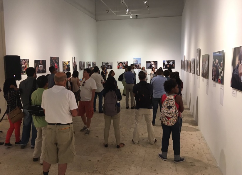 Asistentes a la inauguración de la exposición.