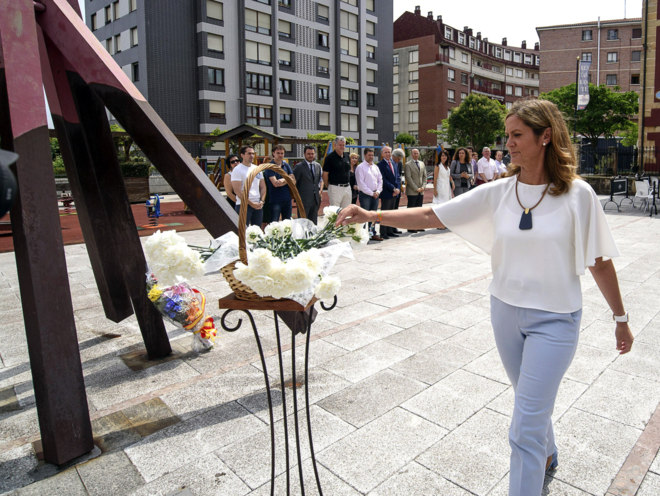 La alcaldesa de Barakaldo, Amaia del Campo, en el acto de homenaje