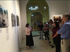 Cristina Cuesta, directora de la FMAB y Comisaria de la exposición, realizando un pase guiado.