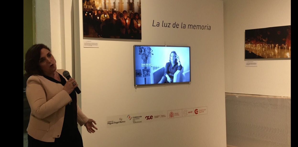 Cristina Cuesta, directora de la FMAB y Comisaria de la exposición, durante el visionado de un vídeo con declaraciones de víctimas del terrorismo, que se presentó en la inauguración de la muestra.