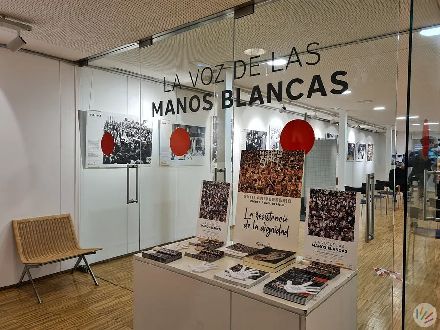 LA VOZ DE LAS MANOS BLANCAS - EXPOSICIÓN FOTOGRÁFICA ITINERANTE