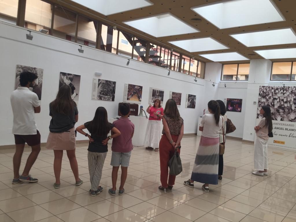 Cristina Cuesta, directora de la FMAB, realizando un pase guiado de la exposición