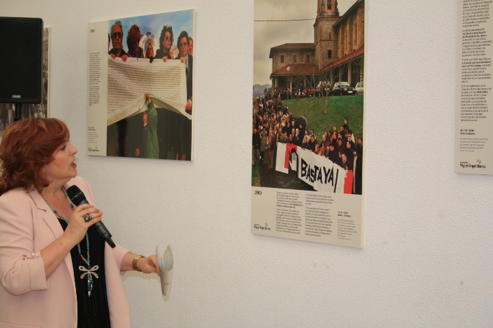 Cristina Cuesta, directora de la FMAB, explicando la exposición el día de su presentación