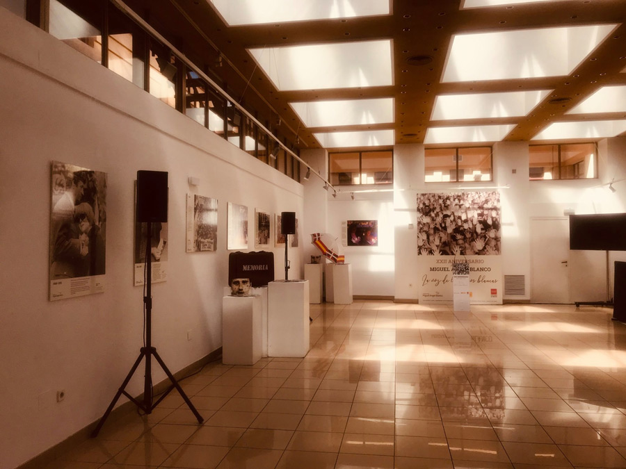 La Exposición La Voz de a Manos Blanca se presentó en la sala de exposiciones del Centro cultural Nicolás Salmerón