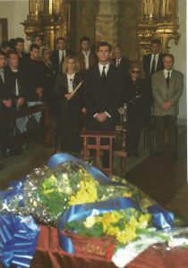 Funeral en la parroquia de Santiago Apóstol de Ermua, con el príncipe presidiendo el acto. Miguel Ángel, muy creyente, solía acudir a esta iglesia con frecuencia; en ella hizo la comunión y se habría casado con su novia Mar.