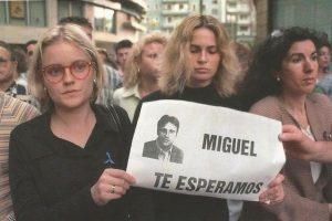 Las dos se llaman Mar. Con gafas, la hermana; junto a ella, la novia. Hasta el final, no perdieron la esperanza de que Miguel Ángel apareciera vivo.