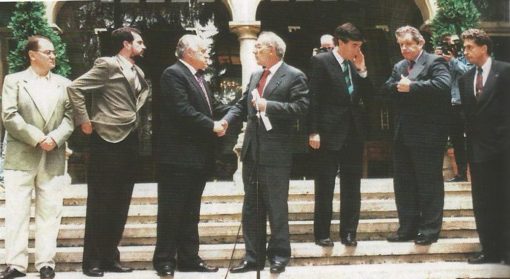 La Mesa de Ajuria Enea se reunió varias veces durante el secuestro y tras el asesinato. En el primer encuentro, Arzalluz (en la foto saludando a Ardanza) comentó que Miguel Ángel estaba en manos de los más duros.