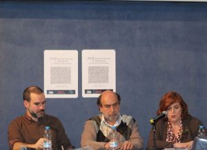 Gaizka Fernández Soldevilla, responsable del área de Archivo, Investigación y Documentación del Centro Memorial de las Víctimas del Terrorismo, Felipe Hernández Cava, guionista, y Cristina Cuesta, directora de la FMAB, durante la presentación.