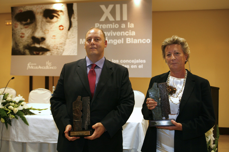 Los premiados: José Ramón Chica y Mari Luz Anglada.