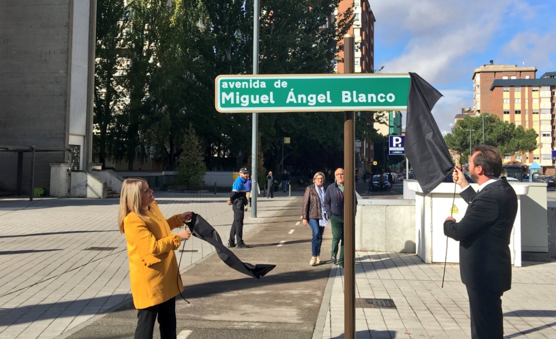 Marimar Blanco y el alcalde de Valladolid, Óscar Puente, durante la inauguración de la placa de la Avenida Miguel Ángel Blanco.